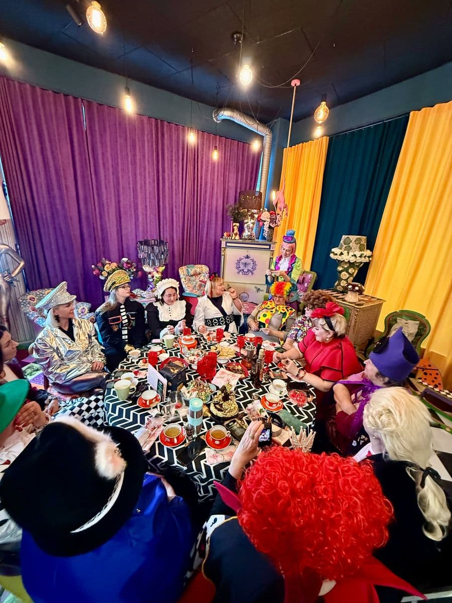 Sõprade päev. Külas Alice’i juures Imedemaal.